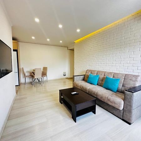 Suite Apartment On Pushkin Street เยเรวาน ภายนอก รูปภาพ