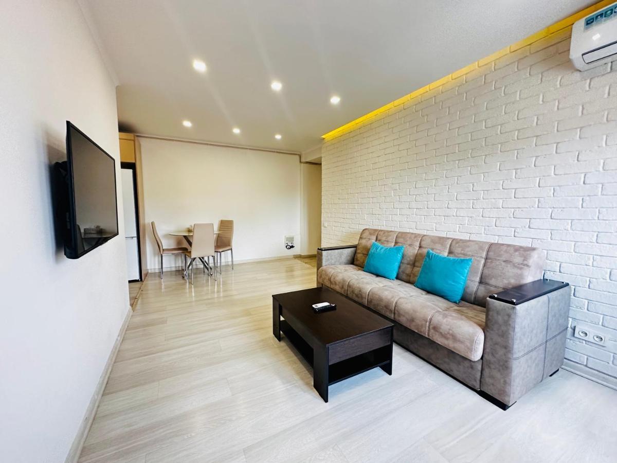 Suite Apartment On Pushkin Street เยเรวาน ภายนอก รูปภาพ