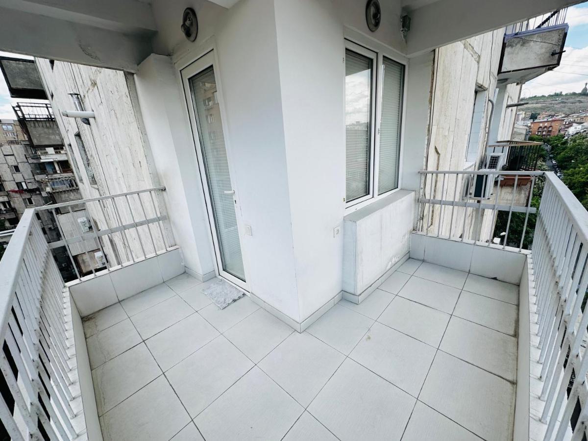 Suite Apartment On Pushkin Street เยเรวาน ภายนอก รูปภาพ